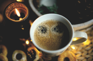 커피 향 따라 흐르는 계절의 선율 – 계절별 플레이리스트 추천