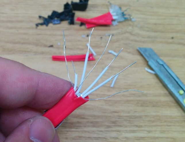 이 사진은 빨간색 사타케이블입니다. 예전에 분해했던 사진을 가져왔는데요. 이 제품 같은 경우는 사타케이블의 외관 덮개가 원통형입니다.