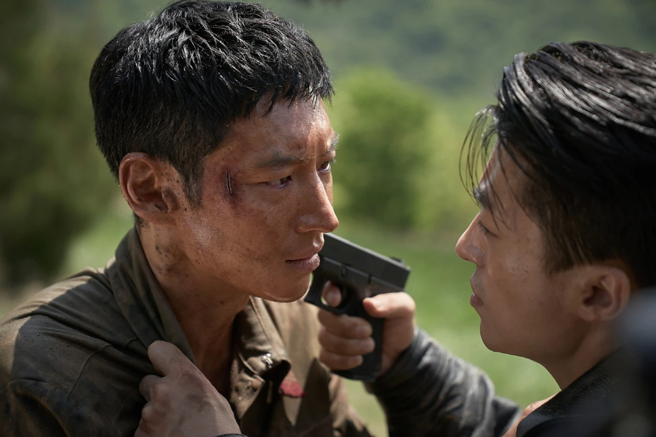 탈주자 임규남(이제훈)을 막는 리현상(구교환)