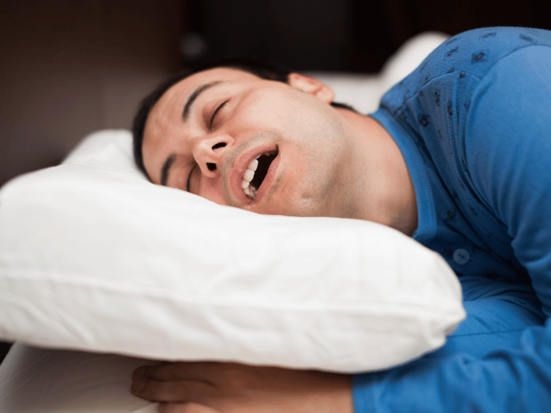 수면 중 침 분비 감소와 입호흡으로 입냄새가 심해지는 원리 설명 이미지