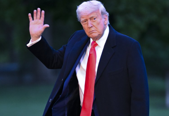 도널드 트럼프 미국 대통령이 워싱턴DC 인근 트럼프 내셔널 골프클럽에서 열린 암호화폐 만찬에 참석한 뒤 워싱턴 백악관 사우스 론(South Lawn)에 도착하고 있다.