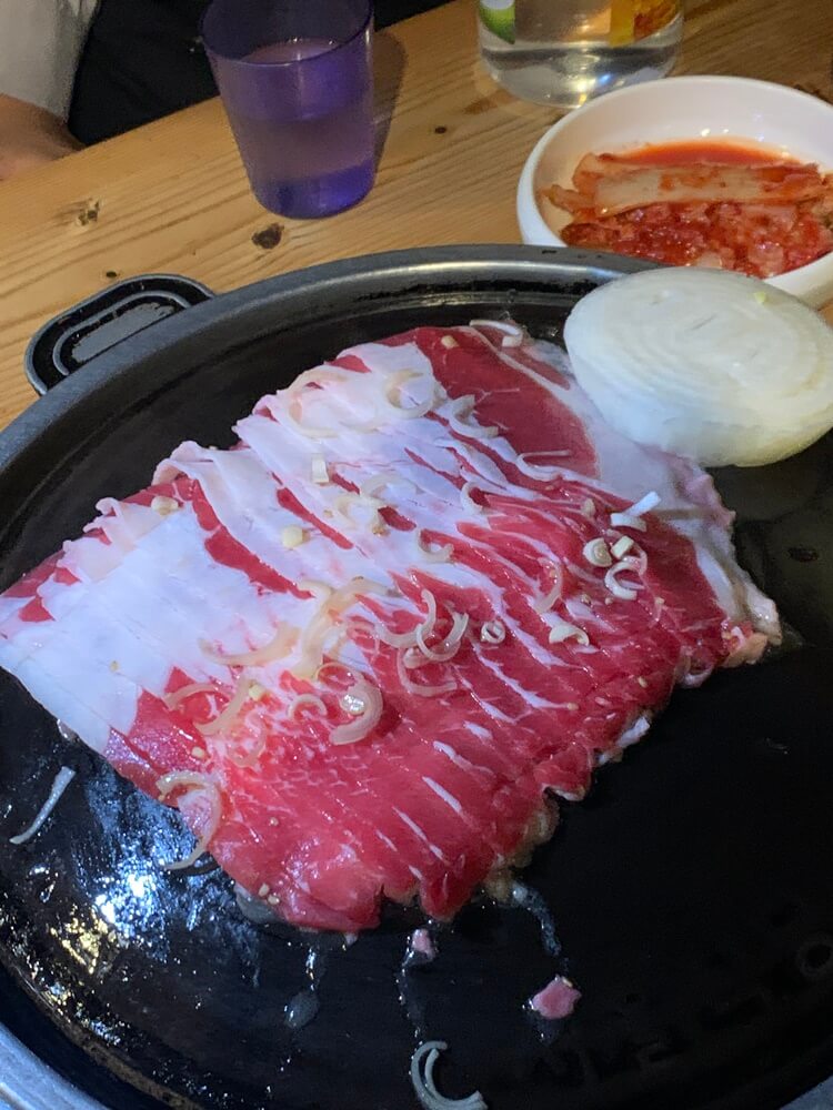 불판에 올라간 우삼겹