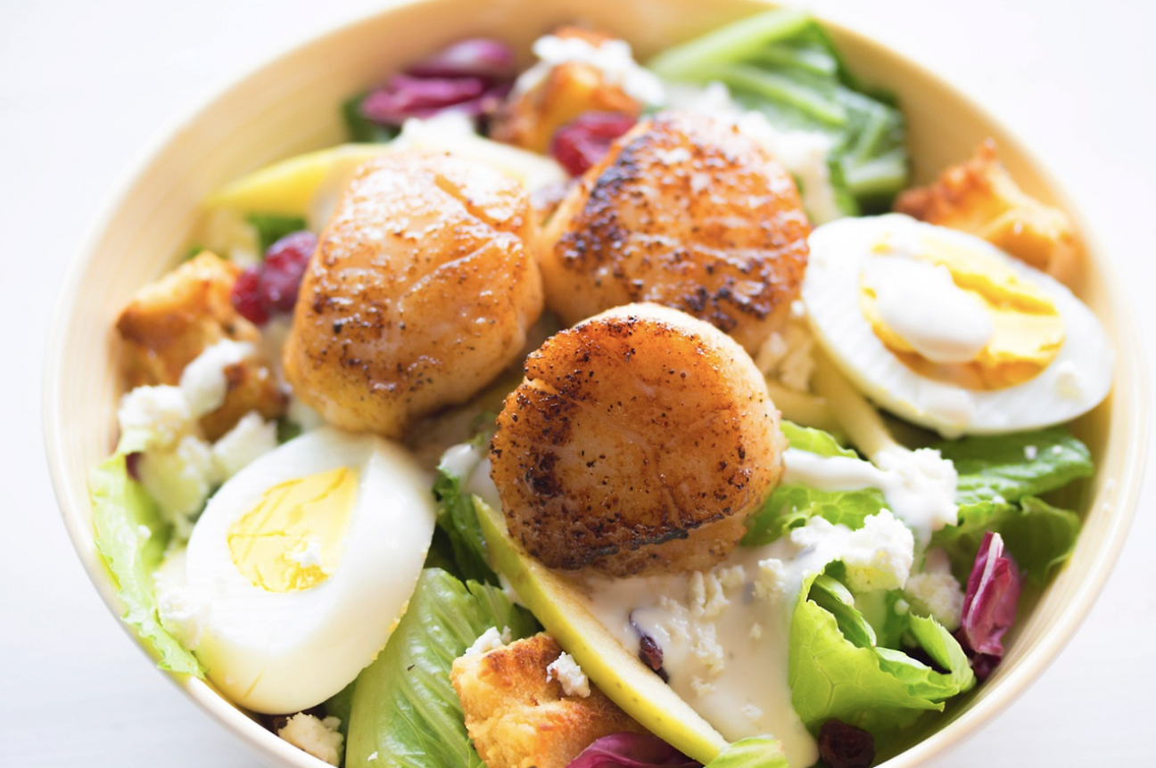 구운 단백질과 채소, 달걀이 포함된 균형 잡힌 샐러드 식단