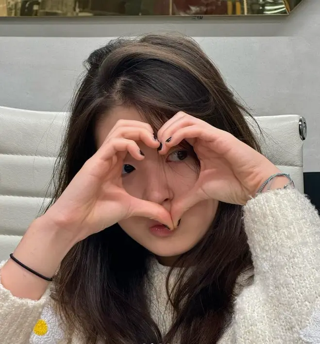 싱어게인3-
머리를 길게 늘어뜨리고 흰색 스웨터를 입고 두손으로 오른쪽 눈에 맞춰 하트를 만든 68호