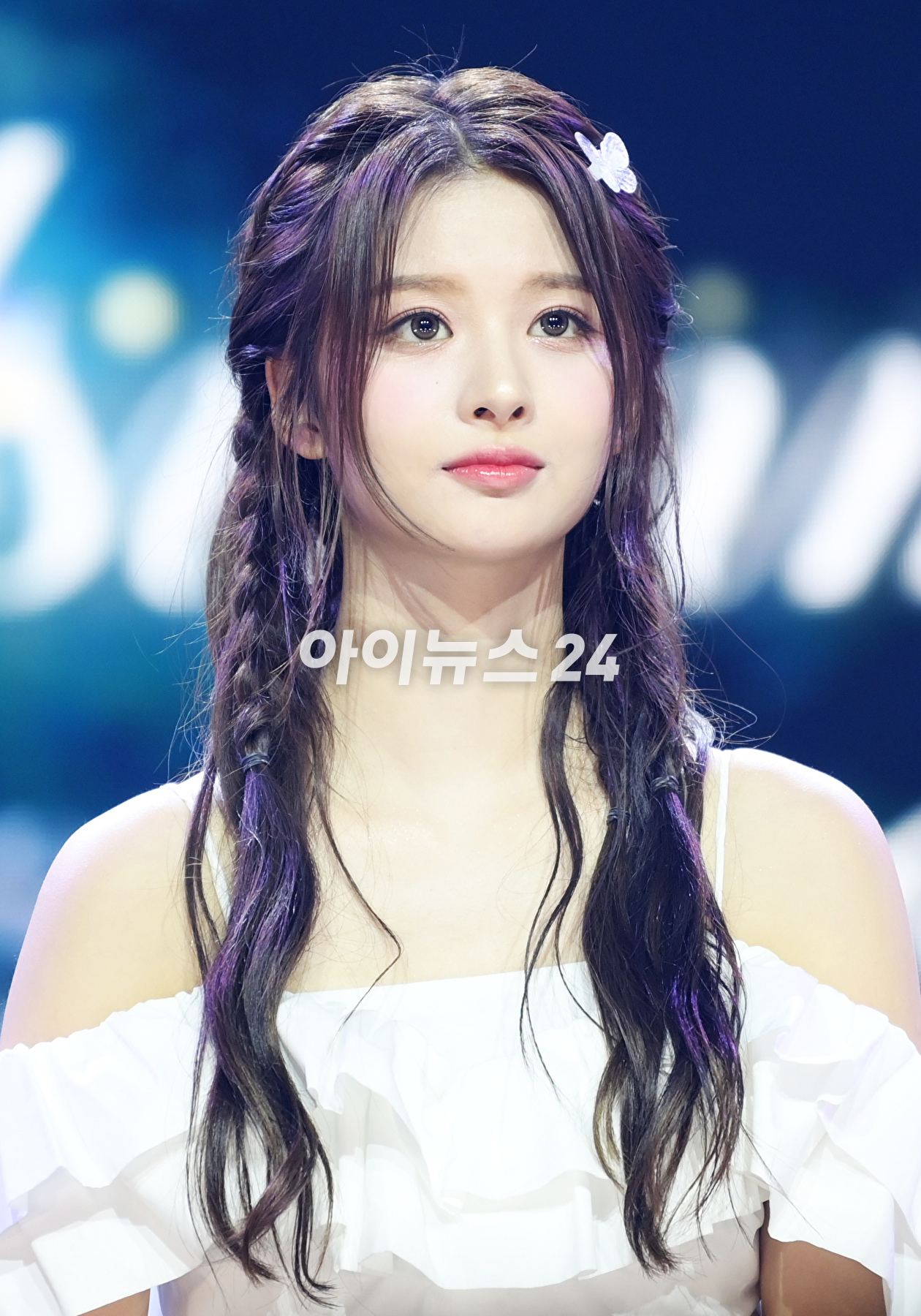 그룹 엔믹스 설윤이 11일 오후 서울 용산구 한남동 블루스퀘어에서 열린 엔믹스(NMIXX) 세 번째 싱글 앨범 '어 미드서머 엔믹스 드림'(A Midsummer NMIXX's Dream) 발매 기념 쇼케이스에서 타이틀곡 '파티 어클락' 무대를 선보이고 있다. [사진=정소희 기자]