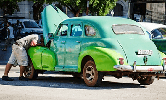 차량을-고치는-모습