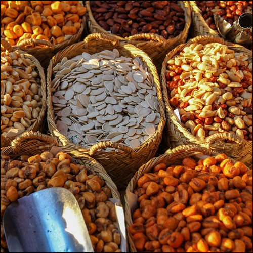 다양한 견과류가 바구니에 담겨있는 모습