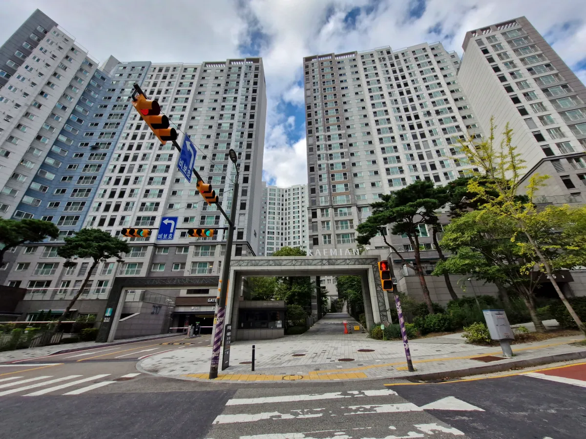으리으리한-래미안-신축아파트의-모습