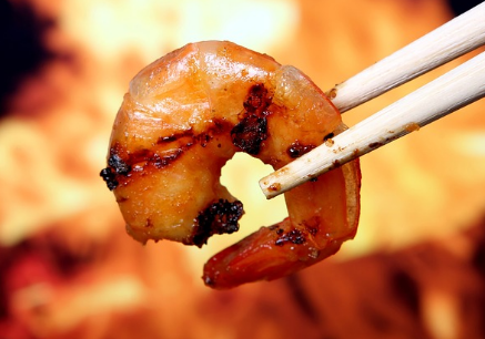 맛있는 새우를 젓가락으로 들어올리는 사진.