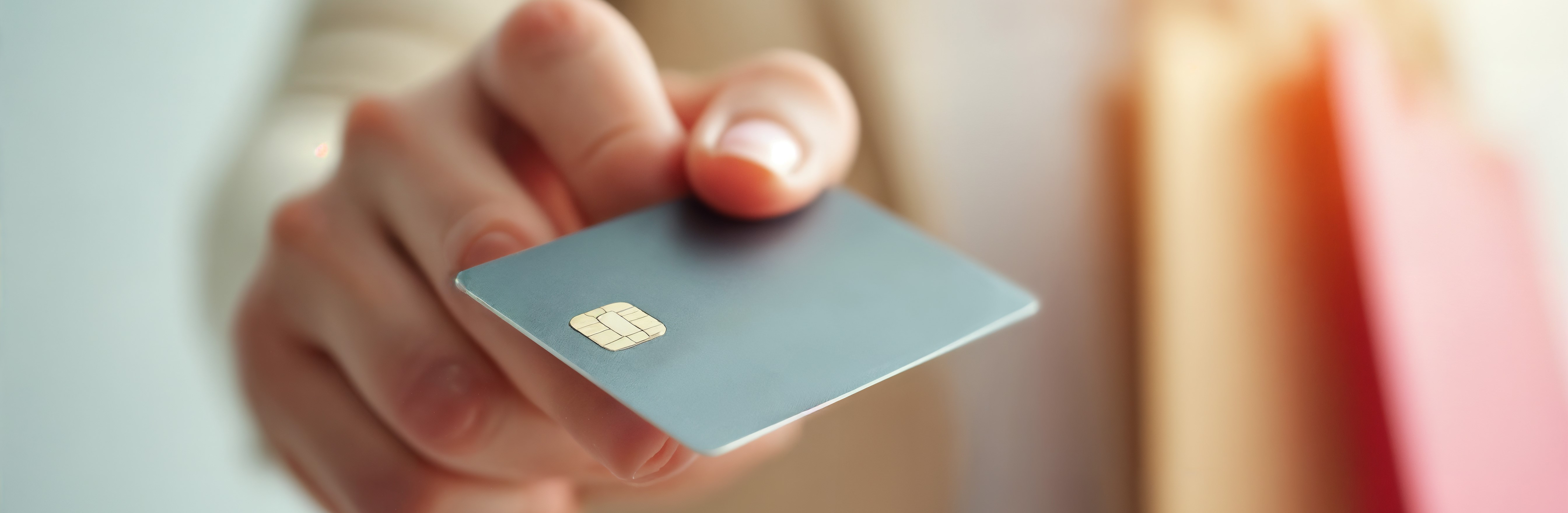 카드를 내미는 이미지