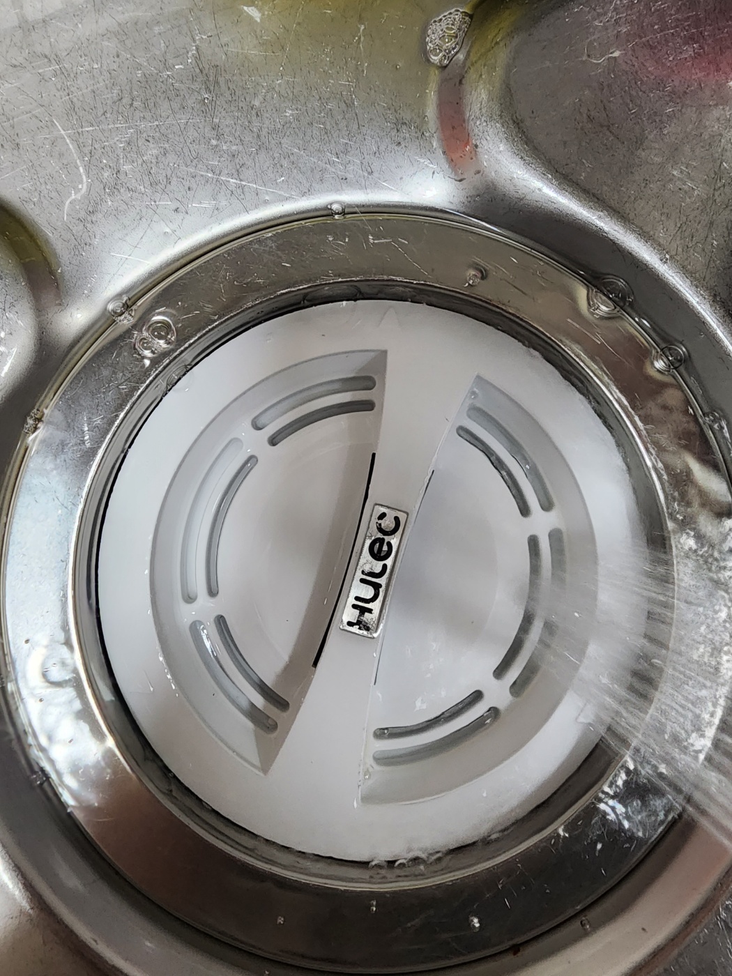 차가운물과함께 뚜껑을 오른쪽으로 돌려 분쇄기를 작동시켜줍니다.