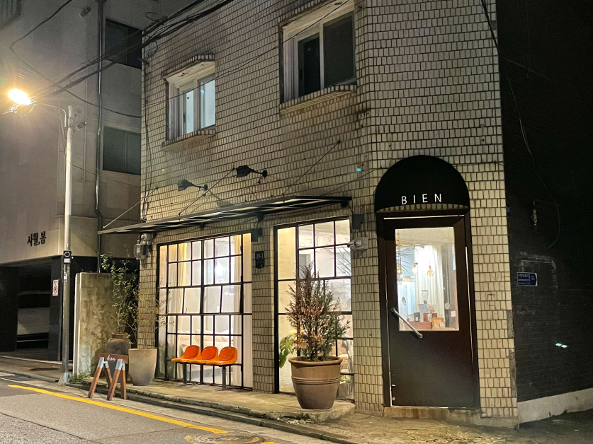밤에 조명이 켜진 모습이 너무 예쁜 비엔 외관