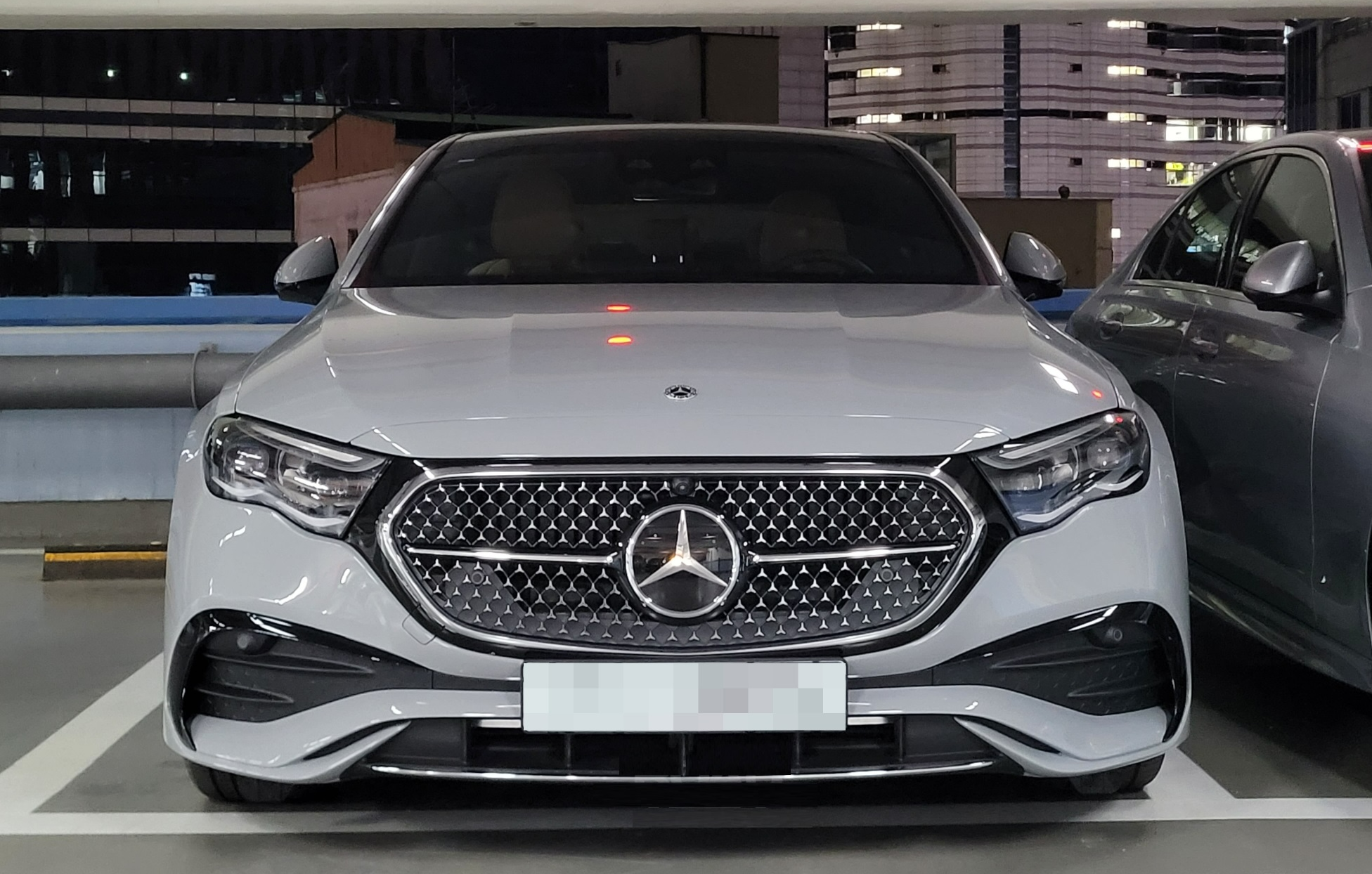 메르세데스-벤츠의 베스트셀링 세단 'E클래스 풀체인지(W214)' 모델이 국내에서 새롭게 포착됐다.