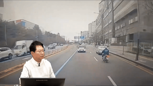 차로를 변경하던 차를 피하려다 도로에 쓰러진 오토바이 운전자를 두고 누리꾼들의 비판이 쏟아지고 있다. [영상=유튜브 '한문철 TV']