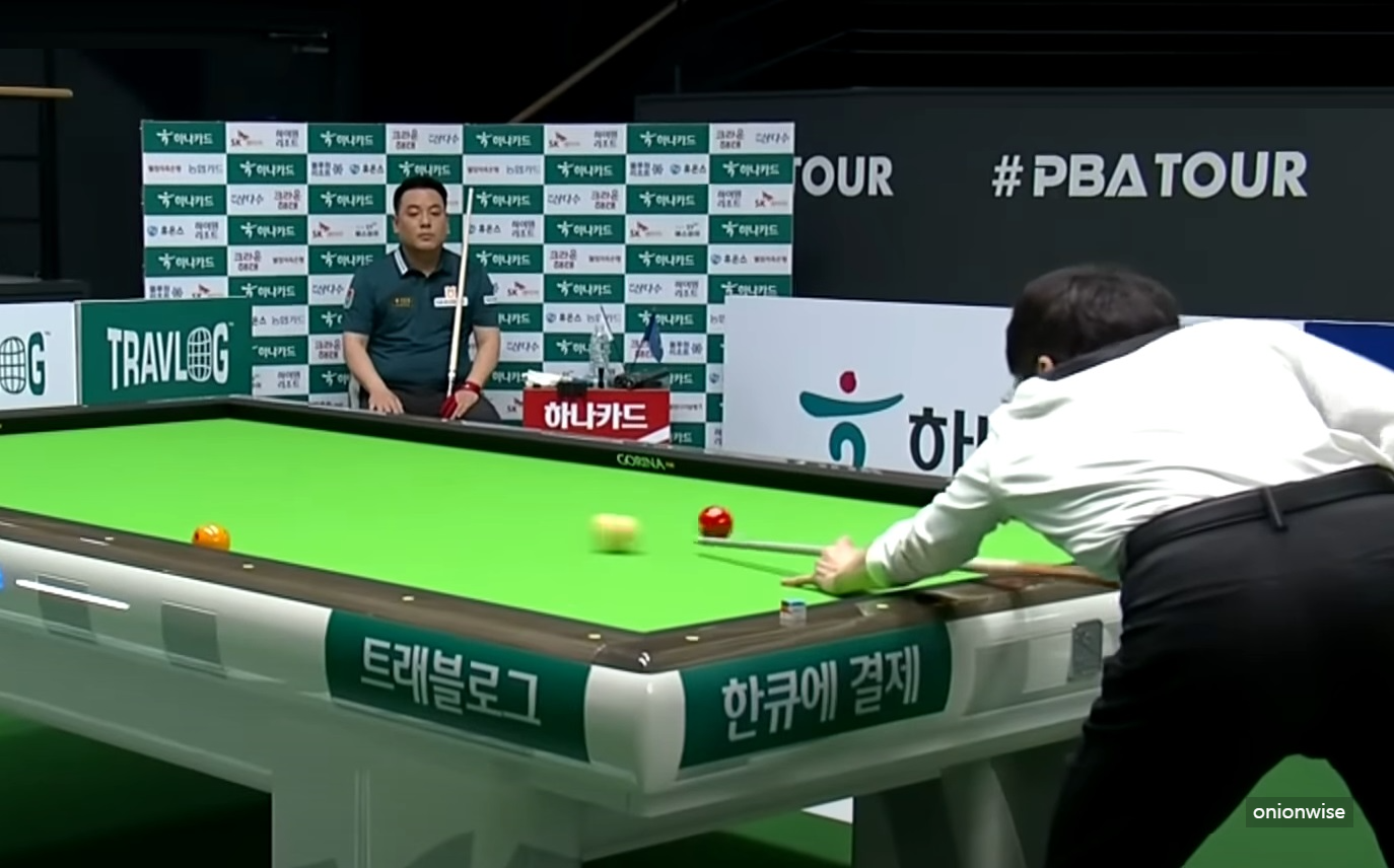 PBA투어에서 조재호와 경기를 펼치는 임완섭 당구선수