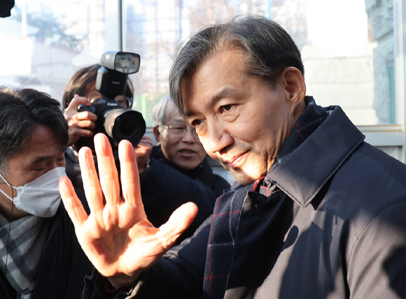 자녀 입시 비리와 청와대 감찰 무마 등 혐의로 기소돼 징역 2년 형이 확정된 조국혁신당 조국 전 대표가 지난 16일 오전 경기도 의왕 서울구치소 앞에서 수감되기 전 지지자들을 향해 손을 흔들고 있다. [사진=연합뉴스]