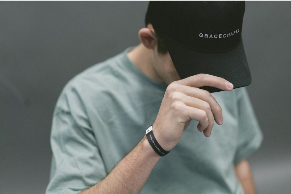 모자를 푹 눌러 쓰고 있는 남자