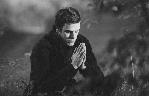 홀로 기도하는 남성