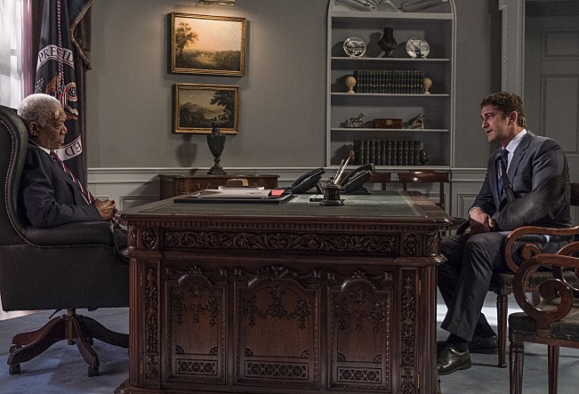 대통령 집무실.
미국 대통령과 마이크 베닝이 서로 마주보고 앉아 있다.