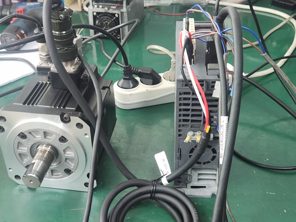 미쓰비시(MITSUBISHI) 서보드라이버 MELSERVO-J3 시리즈 (MR-J3-100A) AL.16 (앰프 엔코더 간 통신 이상) 알람 발생 수리 완료