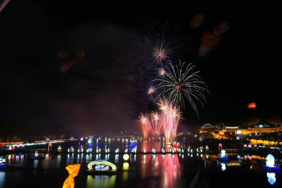 2025 진주남강유등축제 — 남강 위의 불빛이 전하는 사랑과 희망 관련 사진