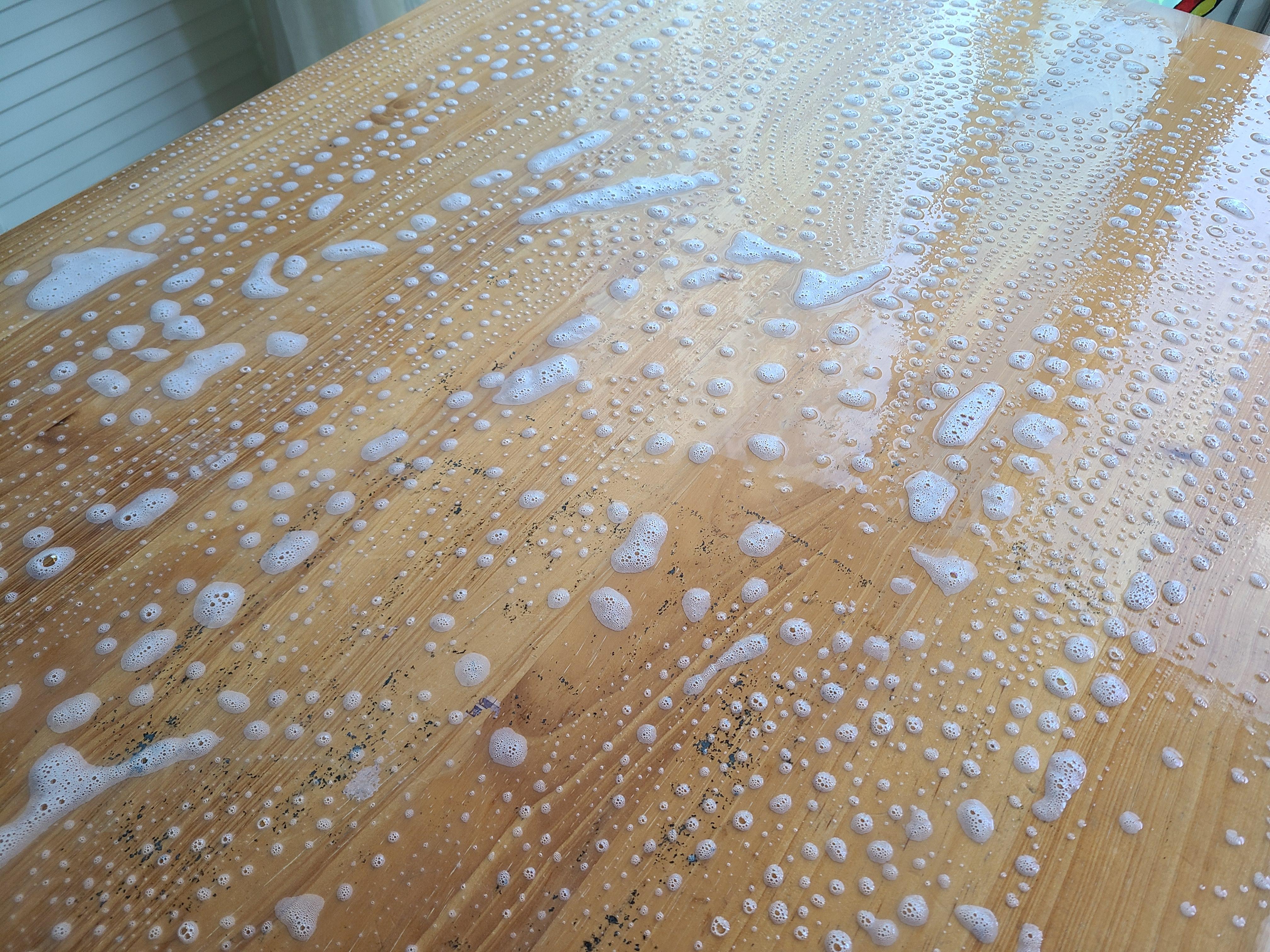 비누거품이 묻은 원목식탁