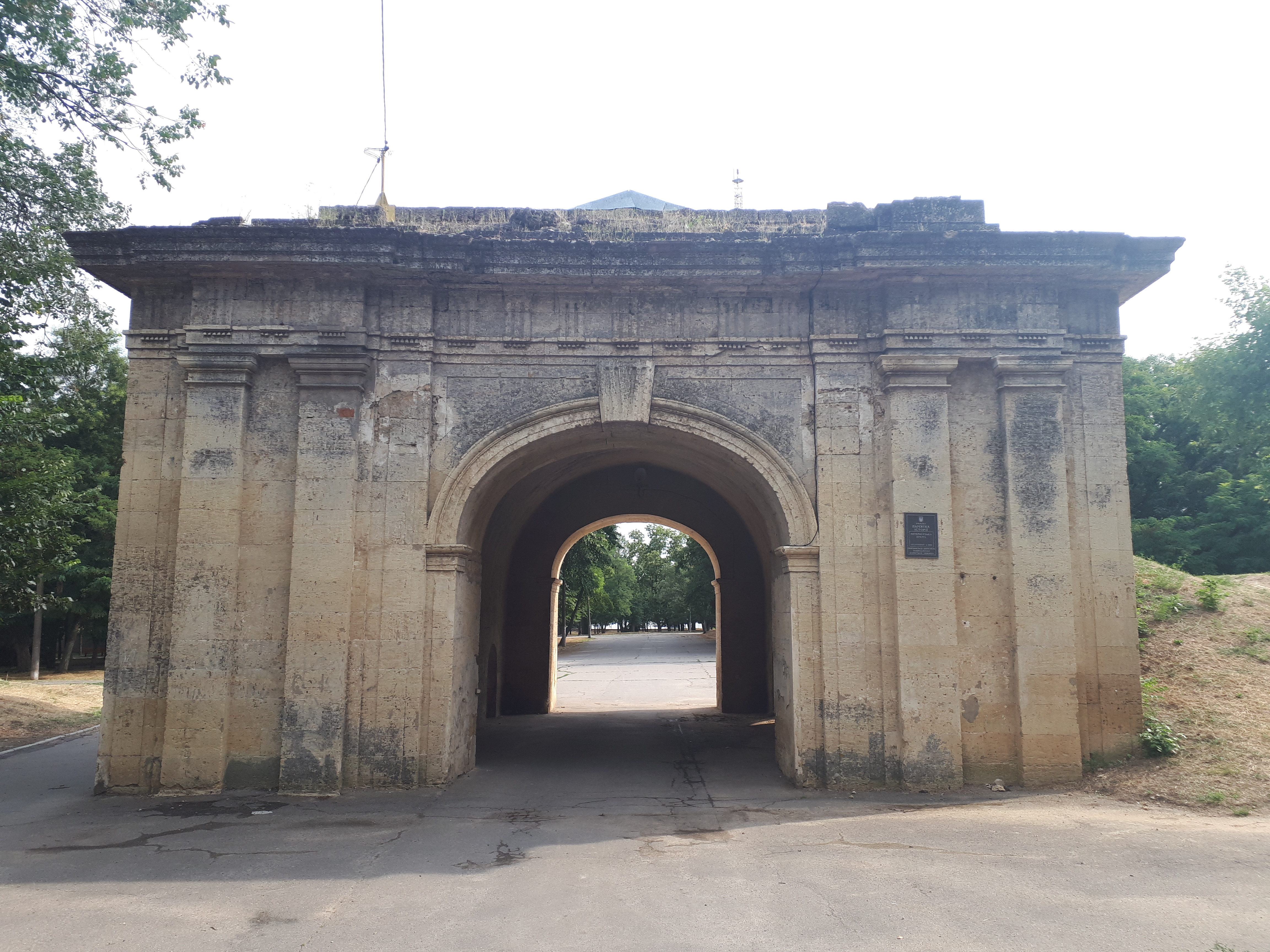 우크라이나 헤르손 요새 게이트 뒤