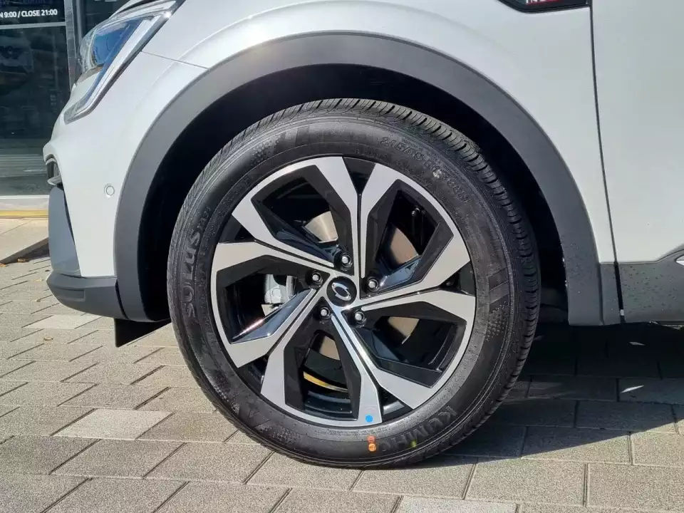 르노 XM3 e-TECH 하이브리드에 채워진 18인치 휠 타이어입니다.