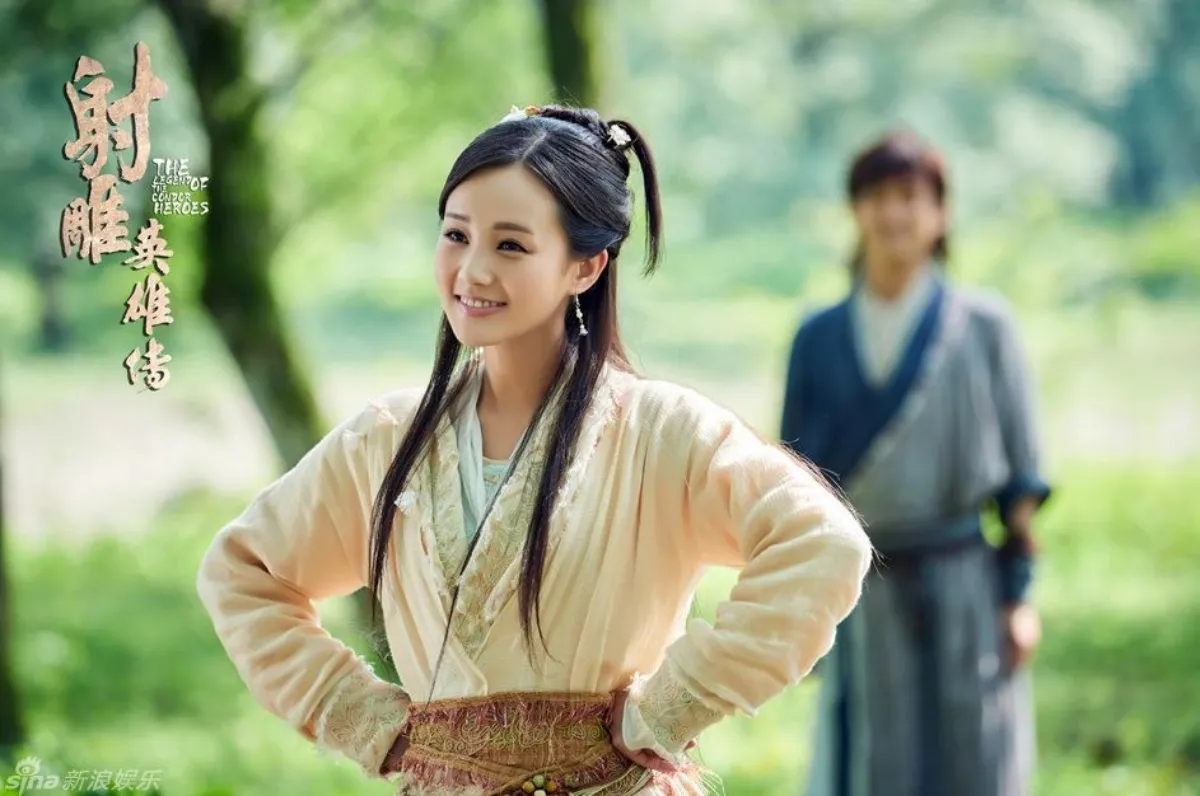 허리에-팔을-얹고-미소짓고있는-황용-이일동