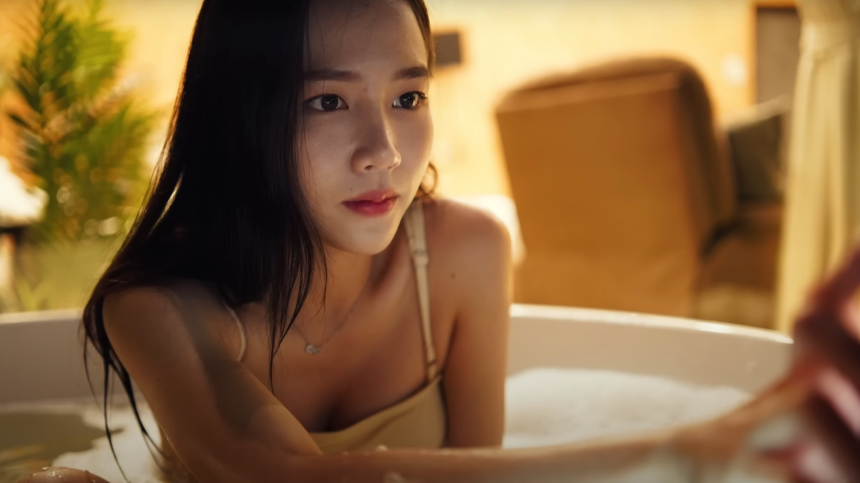 월풀에 들어가서 진지하게 셀피를 찍고 있는 남어이