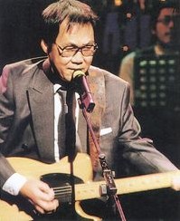 조영남-사랑-없인-못살아요-조영남이-슈트를-입고-기타를-치며-노래하고-있는-사진