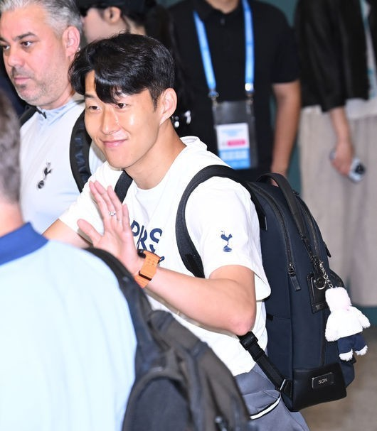 갤럭시 워치 울트라 차고 온 손흥민 입국!