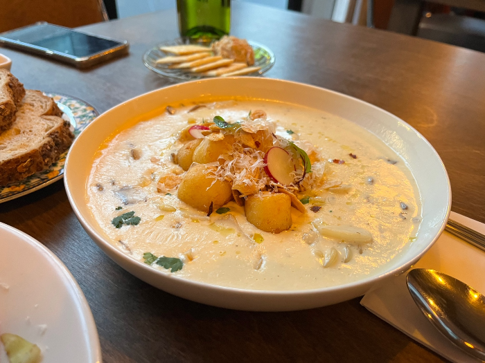 트러플 크림 뇨끼와 호밀빵