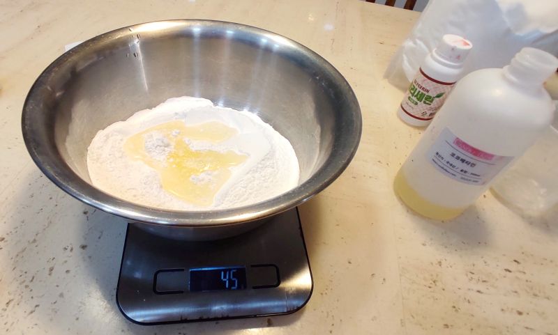 저울로 그람수를 재서 섞어주는장면