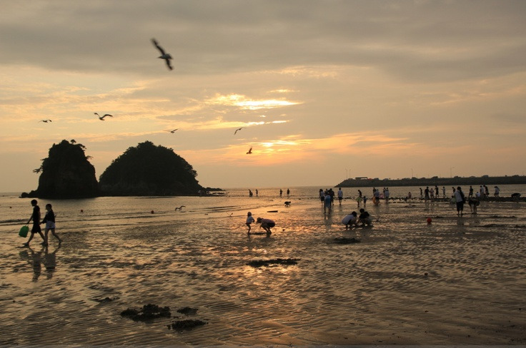 꽃지 해수욕장의 일몰과 할미할아비 바위