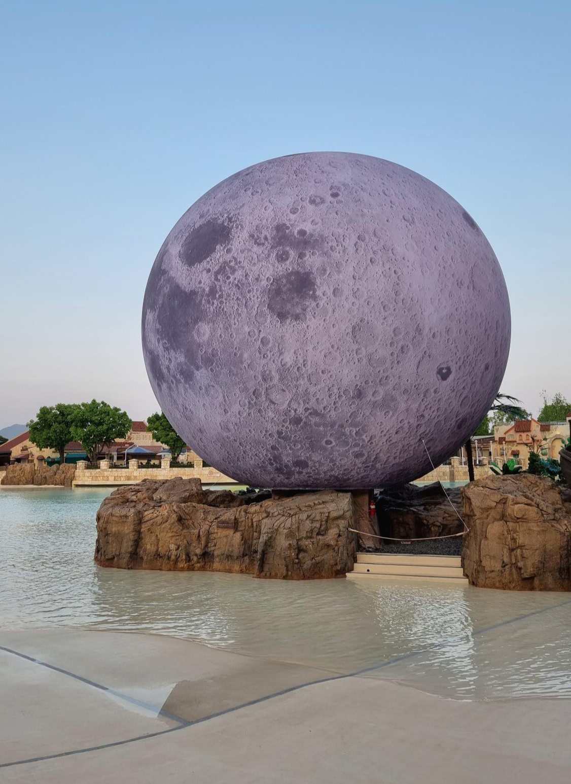 캐리비안 베이 달 조형물