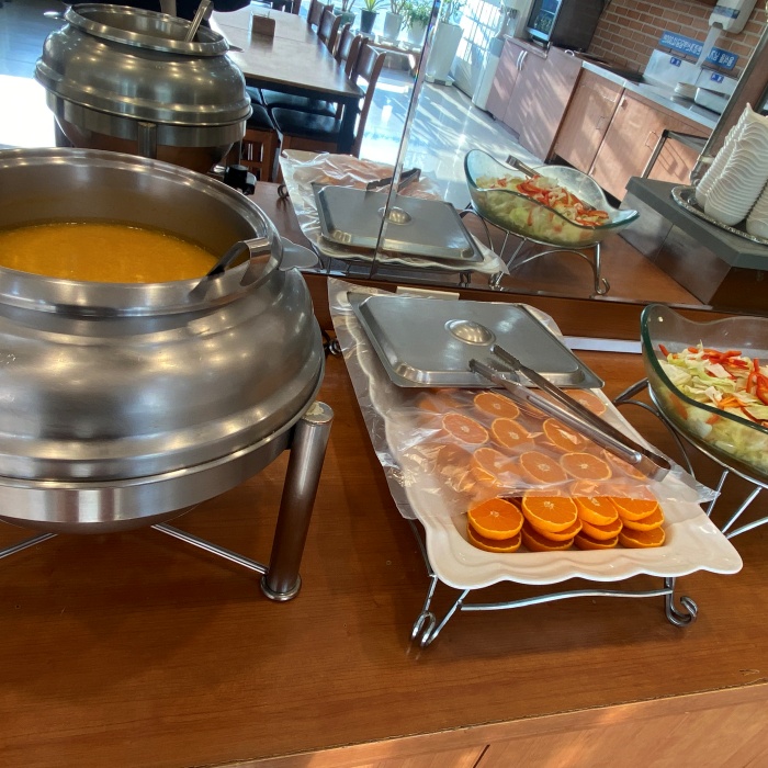 호박죽과 반 잘린 귤, 샐러드가 모여 있습니다.