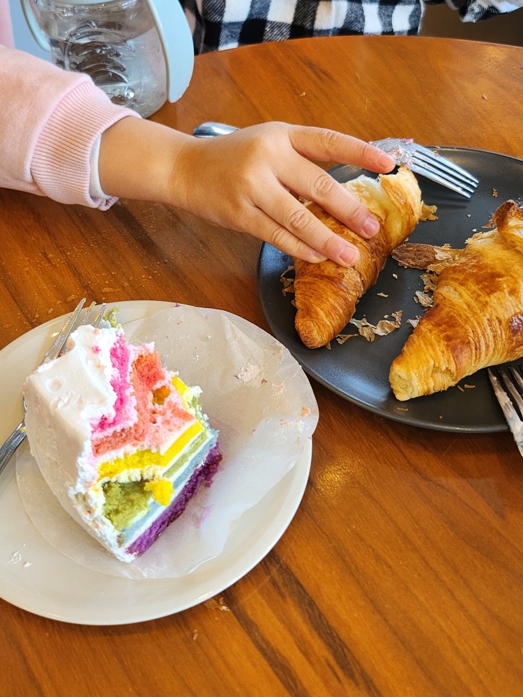 크로아상을 잡는 아이