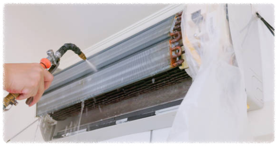 에어컨 내부를 고압청소기로 청소하는 모습