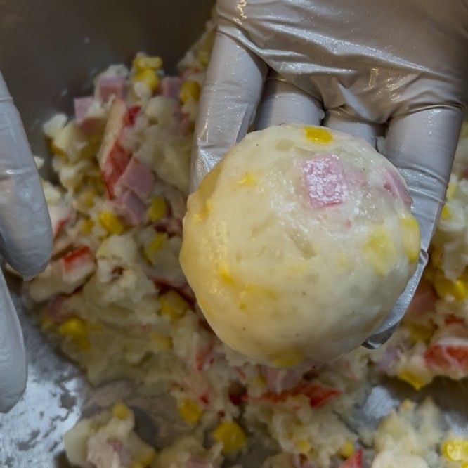 감자 반죽을 둥굴게 만든것