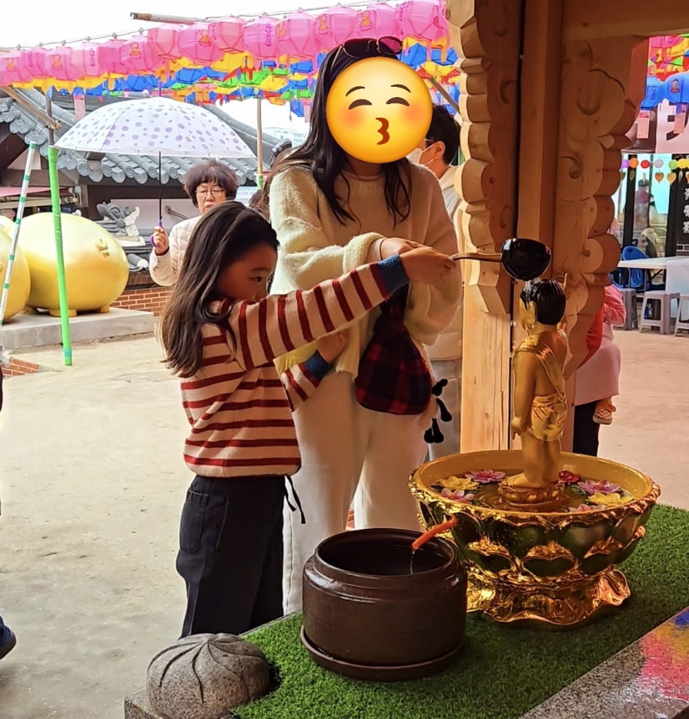 해동용궁사 관불상 – 부처님께 물을 부으며 기도