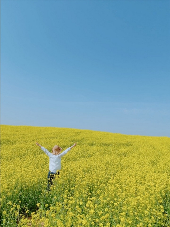 유채꽃밭에서 만세하는 뒷모습