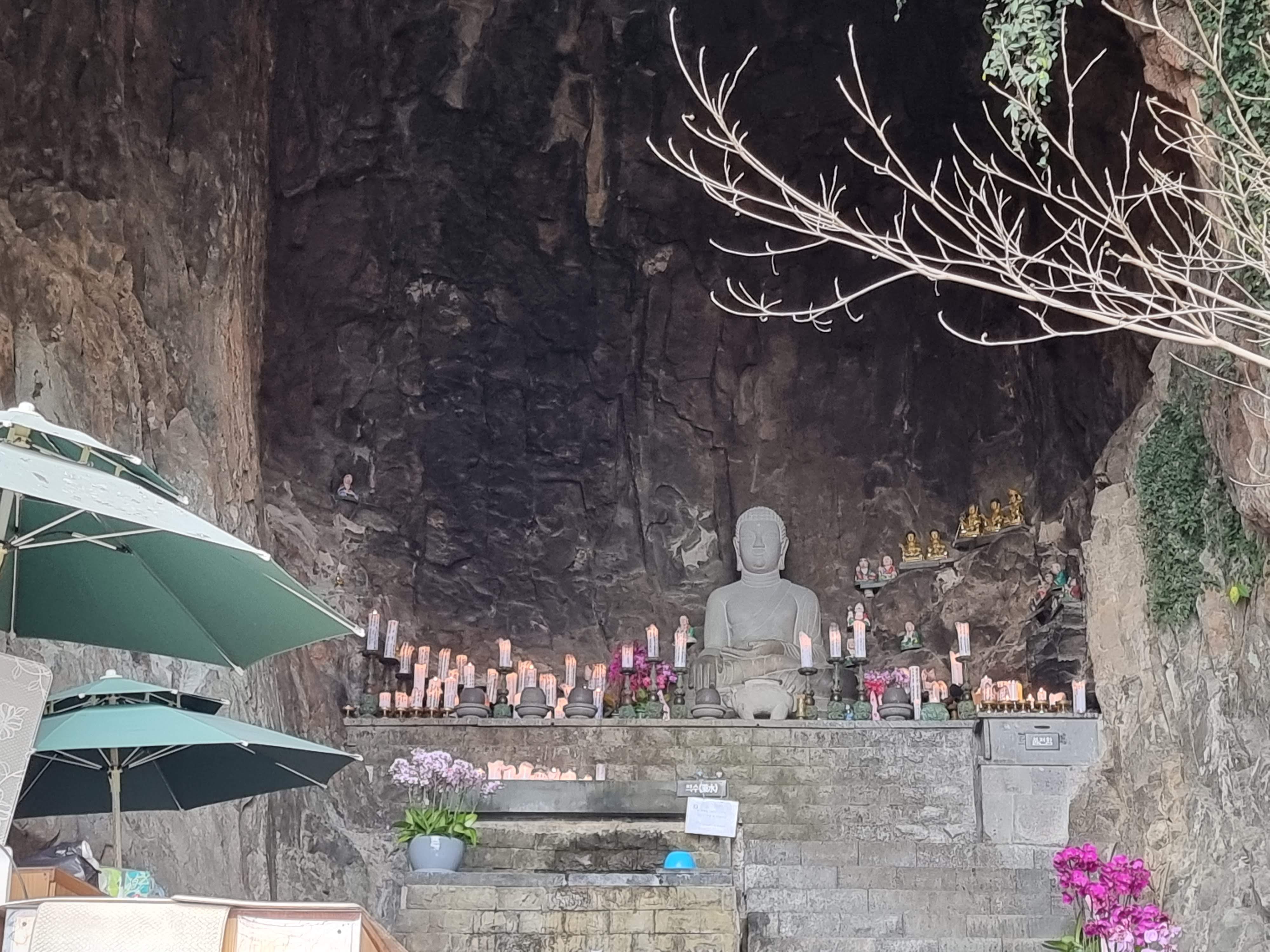 산방굴사 석굴 내부와 불상
