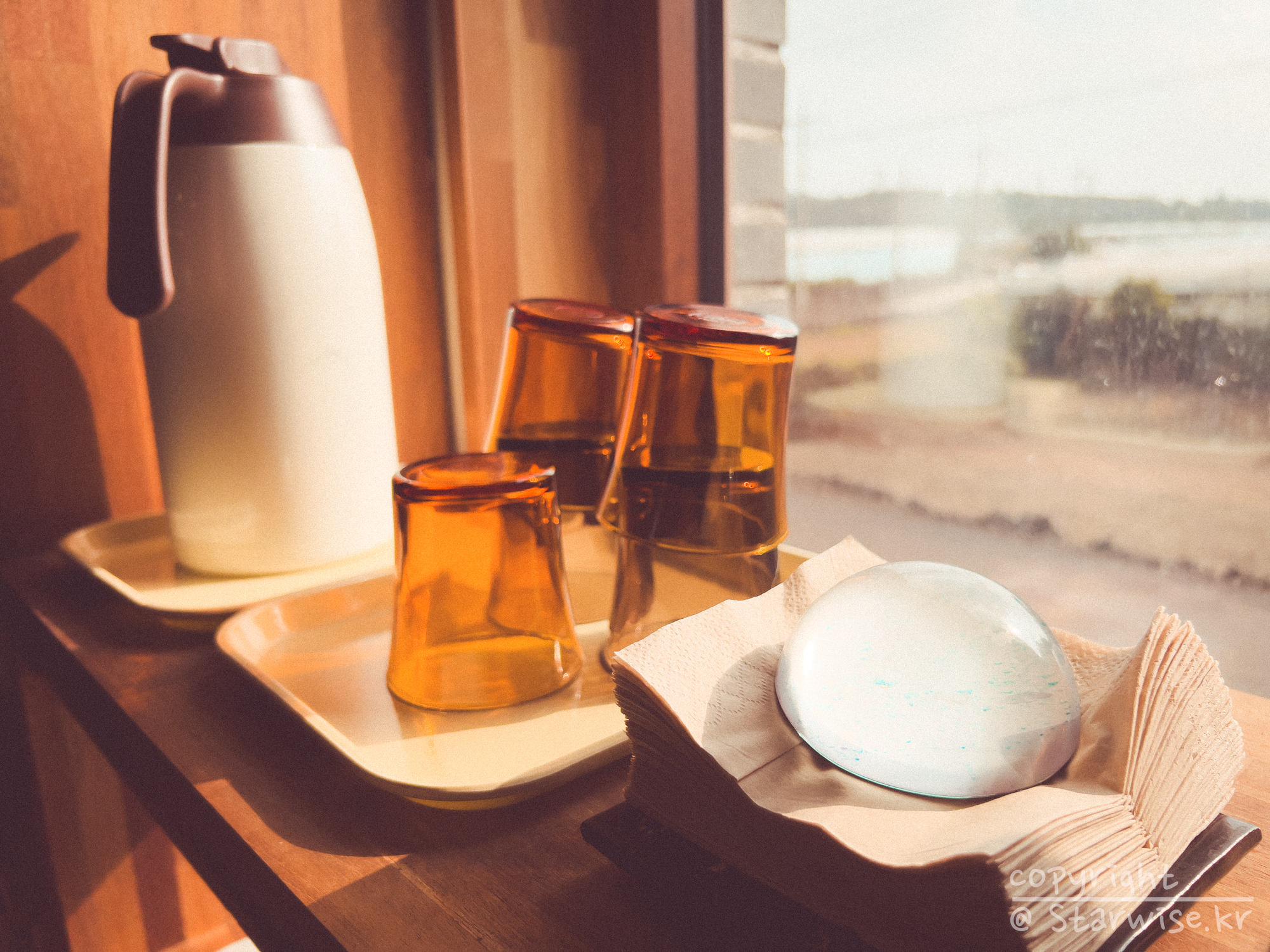 2층 창문에서 들어오는 빛