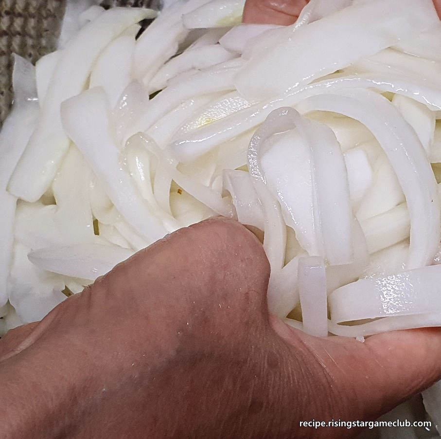 노각을 소금에 절이기 위해 중간에 한번 뒤집어 주는 사진