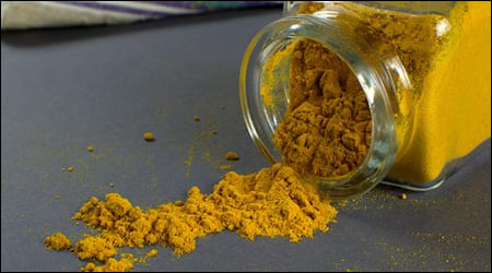 강황이 담긴 유리 그릇