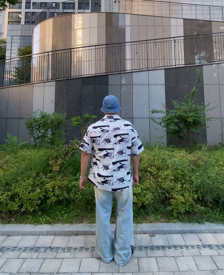 데일리룩('26. 9. 8.)루오에스펙 워싱 데님 버킷햇, 매스노운 오버핏 하와이안셔츠, 에러스익셉티드 와이드스트레이트 팬츠, 버켄스탁 슬리퍼, 케이엔드 나바호 터키석 목걸이 팔찌