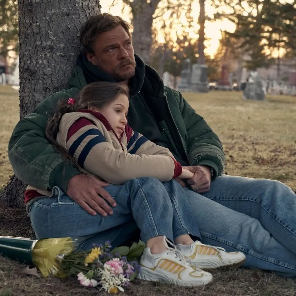 영화 기적은 가까이 스틸컷 - 나무 아래 앉아 슬픈 표정으로 서로의 손을 잡고 있는 아빠와 딸의 모습