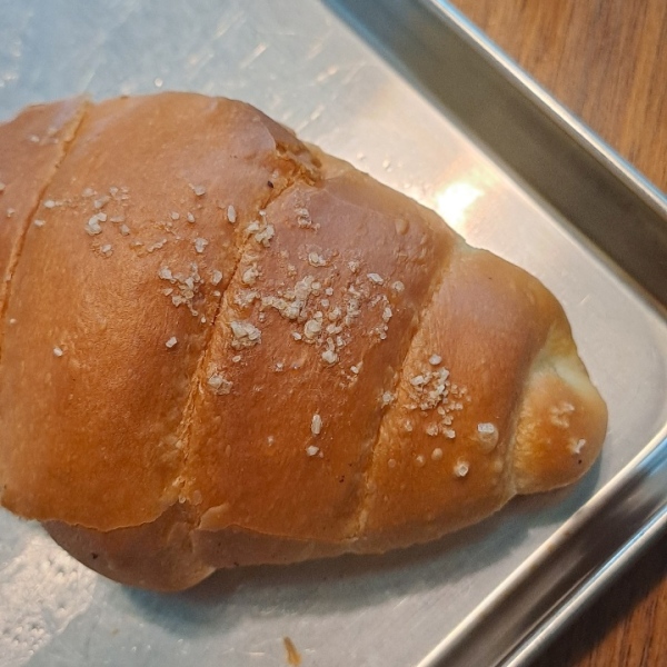 빵이 접시에 담겨 있습니다.