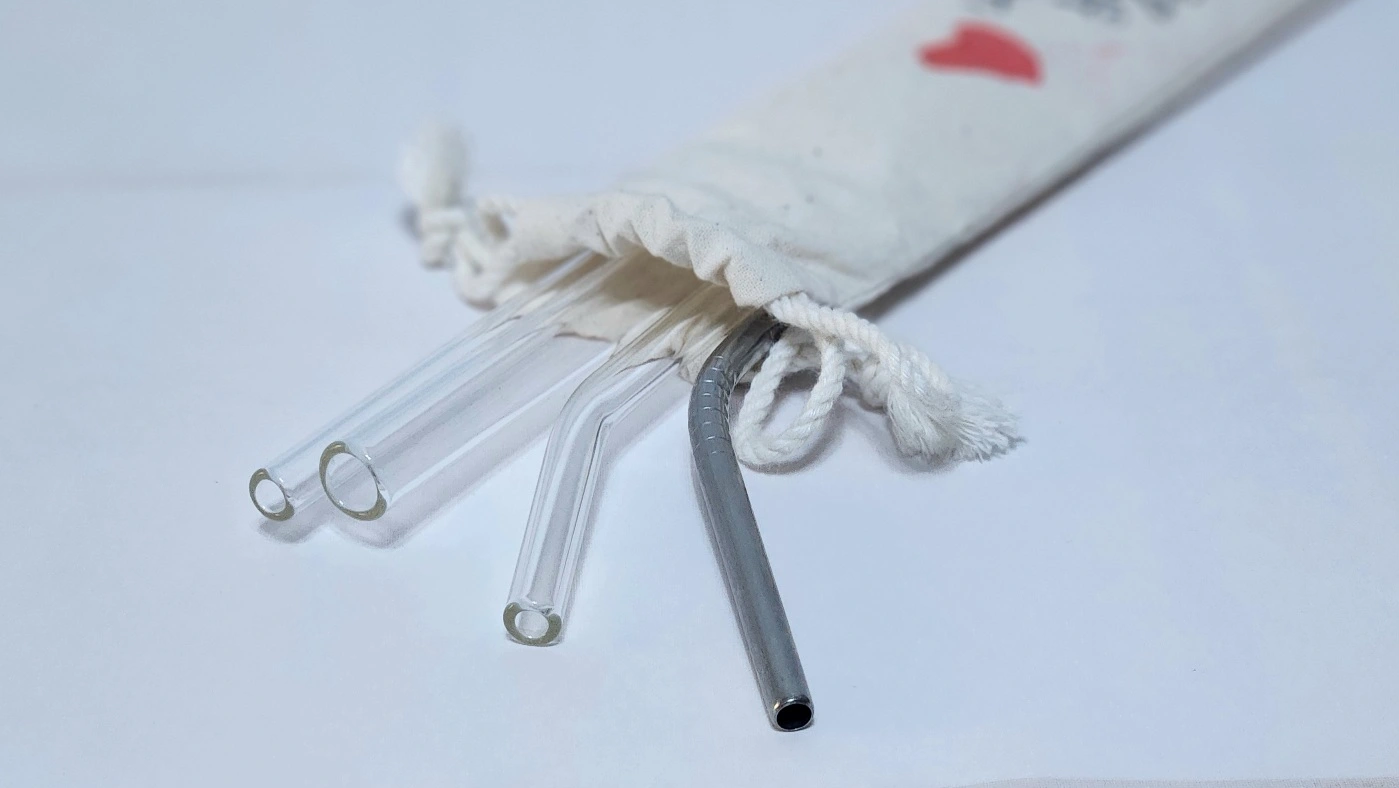 여러가지-종류의-빨대들이-주머니에-들어있다